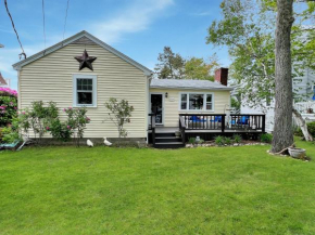 Few minutes walk to Moody Beach, near airport and train station - Robbie's Cottage